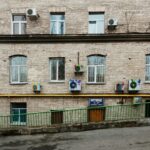 Киевский Cтрит Арт & Pivnyky Time. Глобальное потепление - Comfort Market Потенциальную связь всего со всем в мире природы экологи демонстрируют максимой о том, что взмах крыльев бабочки где-то над Атлантикой может привести к буре на берегах Тихого океана. Потому за этим преувеличенным, на первый взгляд, утверждением кроется закономерность накопления усилий, которые рано или поздно набирают критическую массу, и уже с которой начинается цепная реакция. Так, 1 кг., 999 граммов чистого урана - это просто камень, но стоит к этой, казалось бы, незначительной массе добавьте всего 1 грамм и получается бомба. По данным синоптиков за последние 100 лет средняя температура воздуха над сушей возросла более чем на полградуса. И последствия этого изменения достаточно очевидны: тайфуны, цунами, засухи, и очень вероятно, что это только начало… Экологические проблемы не признают государственных или личностных границ. Отгородившись от природы металлопластиковыми окнами и системами климат-контроля мы все равно остались ее частью, и наши действия могут сыграть эту самую решающую роль одного грамма. Петушки, что опрометчиво примостились на кондиционерах, плавятся от жары и демонстративно растекаются краской, угрожая похоронить под собой агрегаты, выбрасывающие избыток тепла из домов. Эта инсталляция - пример того, как искусство улавливает «слабые сигналы» природы, превращая их в яркие художественные послания. Эта небольшая, но глубокая инсталляция – напоминание и, в то же время, пророчество, о том, что может произойти, когда человек в своем потребительской агонии окончательно перестанет слышать маленькие импульсы большого мира., фото, мебель Comfort Market