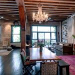 Что такое Лофт и его Топ-10 отличительных характеристик - Comfort Market Настоящий художник – бедный художник. Так вот, именно не самая богатая американская богема, начав перебираться в фабричные районы Манхетенна в 40-60-х годах прошлого века, стала родоначальницей стиля Лофт. Слово лофт в дословном переводе с английского означает - чердак. И если в двух словах, то этот стиль о чердаках, заброшенных промышленных помещениях и кирпичных фабриках, которые, в один прекрасный момент, кардинально изменили свое предназначение и начали использоваться как жилые пространства., фото, мебель Comfort Market