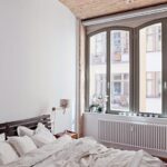 Что такое Лофт и его Топ-10 отличительных характеристик - Comfort Market Настоящий художник – бедный художник. Так вот, именно не самая богатая американская богема, начав перебираться в фабричные районы Манхетенна в 40-60-х годах прошлого века, стала родоначальницей стиля Лофт. Слово лофт в дословном переводе с английского означает - чердак. И если в двух словах, то этот стиль о чердаках, заброшенных промышленных помещениях и кирпичных фабриках, которые, в один прекрасный момент, кардинально изменили свое предназначение и начали использоваться как жилые пространства., фото, мебель Comfort Market