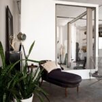 Что такое Лофт и его Топ-10 отличительных характеристик - Comfort Market Настоящий художник – бедный художник. Так вот, именно не самая богатая американская богема, начав перебираться в фабричные районы Манхетенна в 40-60-х годах прошлого века, стала родоначальницей стиля Лофт. Слово лофт в дословном переводе с английского означает - чердак. И если в двух словах, то этот стиль о чердаках, заброшенных промышленных помещениях и кирпичных фабриках, которые, в один прекрасный момент, кардинально изменили свое предназначение и начали использоваться как жилые пространства., фото, мебель Comfort Market
