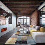 Что такое Лофт и его Топ-10 отличительных характеристик - Comfort Market Настоящий художник – бедный художник. Так вот, именно не самая богатая американская богема, начав перебираться в фабричные районы Манхетенна в 40-60-х годах прошлого века, стала родоначальницей стиля Лофт. Слово лофт в дословном переводе с английского означает - чердак. И если в двух словах, то этот стиль о чердаках, заброшенных промышленных помещениях и кирпичных фабриках, которые, в один прекрасный момент, кардинально изменили свое предназначение и начали использоваться как жилые пространства., фото, мебель Comfort Market