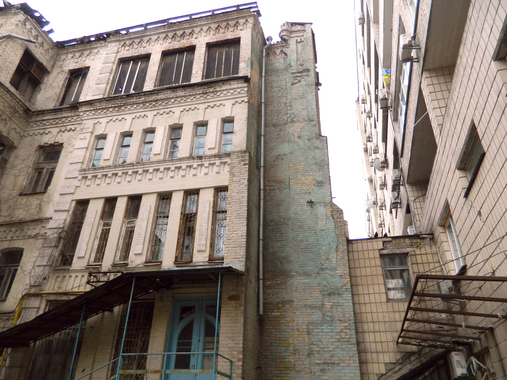 Walking: stories and history? Shards of Gothic in the center of Kiev - Comfort Market 15