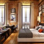 Что такое Лофт и его Топ-10 отличительных характеристик - Comfort Market Настоящий художник – бедный художник. Так вот, именно не самая богатая американская богема, начав перебираться в фабричные районы Манхетенна в 40-60-х годах прошлого века, стала родоначальницей стиля Лофт. Слово лофт в дословном переводе с английского означает - чердак. И если в двух словах, то этот стиль о чердаках, заброшенных промышленных помещениях и кирпичных фабриках, которые, в один прекрасный момент, кардинально изменили свое предназначение и начали использоваться как жилые пространства., фото, мебель Comfort Market