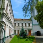 Прогулки: истории и история? Флоровский монастырь - Comfort Market Одно из самых чудесных мест на киевском Подоле – это, на наш взгляд, Свято-Вознесенский Флоровский монастырь (расположенный на улице ФРоловской – ну перепутали буквы немного, ну бывает :))., фото, мебель Comfort Market