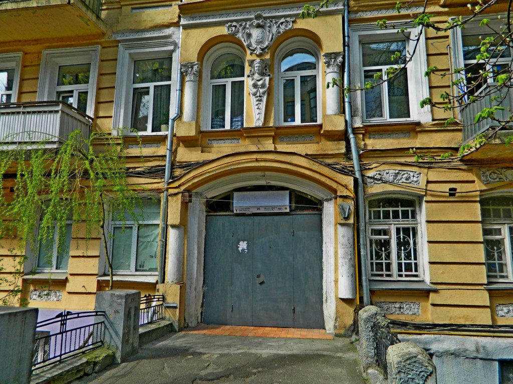 Walkingerstories and historyiDid you know Vwhaty ahComfort Markete is Gleb Zheglovf spent a lot of time in KievheAnd all becauseanwhat exactly is in Kievh on Frank streeteklived his grandmother Daria Alekseevnaeal name - Debora Evseevna Bronstein …что суперзвезда советского кино и эстрады, кумир миллионов, Владимир Высоцкий (он же – Гамлет, он же – Глеб Жеглов) очень много времени проводил в Киеве? А все потому, что именно в Киеве, на улице Франка, жила его бабушка Дарья Алексеевна (настоящее имя – Дебора Евсеевна Бронштейн). Будучи медсестрой по образованию, Дарья Алексеевна повышала свой профессиональный уровень, немного, правда, нарушая законы советского времени – самостоятельно делала крема по уходу за лицом и продавала их дамам – участницам бесконечной погони за молодостью и красотой :)…. А еще она была страстной поклонницей песен внука :), фото, мебель Comfort Market