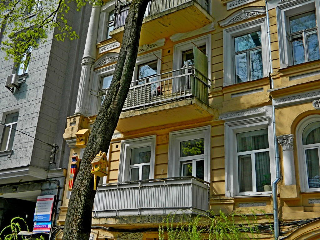 Walkingerstories and historyiDid you know Vwhaty ahComfort Markete is Gleb Zheglovf spent a lot of time in KievheAnd all becauseanwhat exactly is in Kievh on Frank streeteklived his grandmother Daria Alekseevnaeal name - Debora Evseevna Bronstein …что суперзвезда советского кино и эстрады, кумир миллионов, Владимир Высоцкий (он же – Гамлет, он же – Глеб Жеглов) очень много времени проводил в Киеве? А все потому, что именно в Киеве, на улице Франка, жила его бабушка Дарья Алексеевна (настоящее имя – Дебора Евсеевна Бронштейн). Будучи медсестрой по образованию, Дарья Алексеевна повышала свой профессиональный уровень, немного, правда, нарушая законы советского времени – самостоятельно делала крема по уходу за лицом и продавала их дамам – участницам бесконечной погони за молодостью и красотой :)…. А еще она была страстной поклонницей песен внука :), фото, мебель Comfort Market