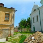 Прогулки: истории и история? Флоровский монастырь - Comfort Market Одно из самых чудесных мест на киевском Подоле – это, на наш взгляд, Свято-Вознесенский Флоровский монастырь (расположенный на улице ФРоловской – ну перепутали буквы немного, ну бывает :))., фото, мебель Comfort Market