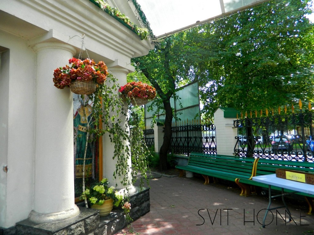 Walking:stories and historySoChurches of Podoll-Elias Church namComfort Market came to the city on an important visiterCame to Kiev for the first timehe details of his visit are not important to us. Когда-то, на заре становления советской власти в Киеве, приехал в город с важным визитом известный революционный деятель по фамилии Постышев. Приехал в Киев впервые. Подробности его визита нам не важны, но известно, что, проехав по Киеву, товарищ Постышев с осуждением сказал: «Киев – город не советский, а церковный»., фото, мебель Comfort Market